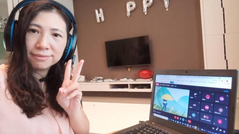 老師操作設備授課情形