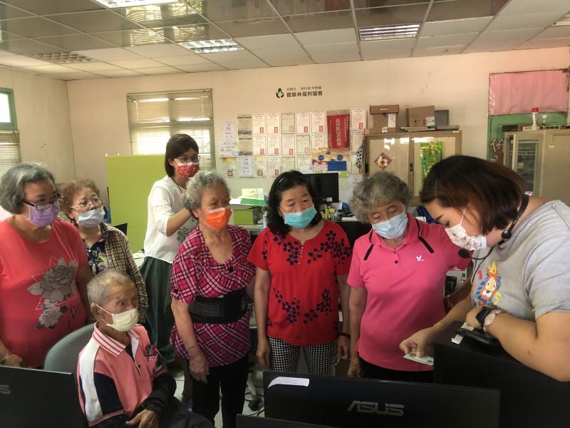 老師教導學員如何電腦教健保卡