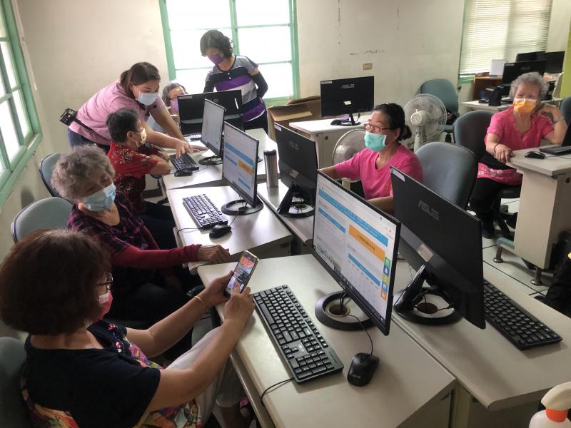 學員使用手機版及電腦健保快易通查詢