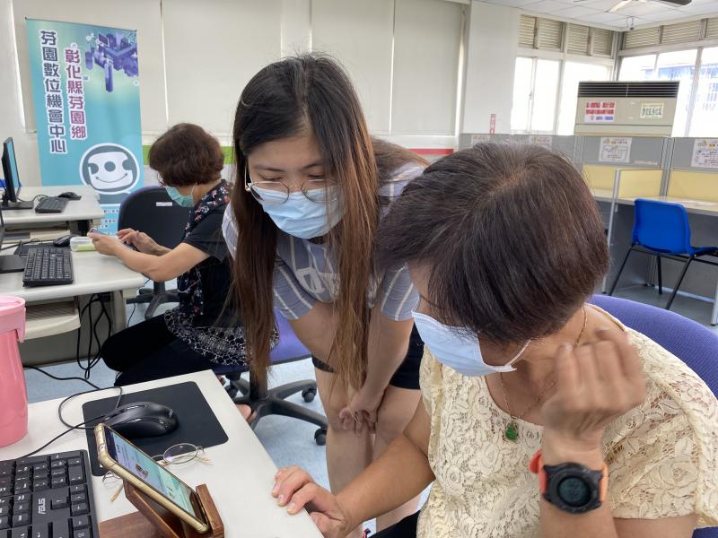 講師耐心地為進度比較慢的學員講解