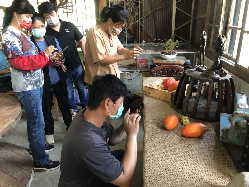 學員們聽完講說明開始練習拍攝商品