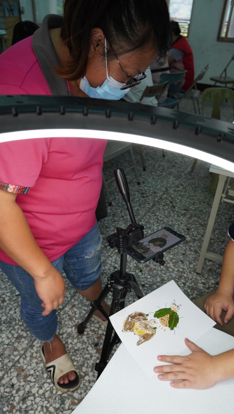 學員利用拍照器材，並使用自己的手機把作品紀錄下來後製成LINE貼圖