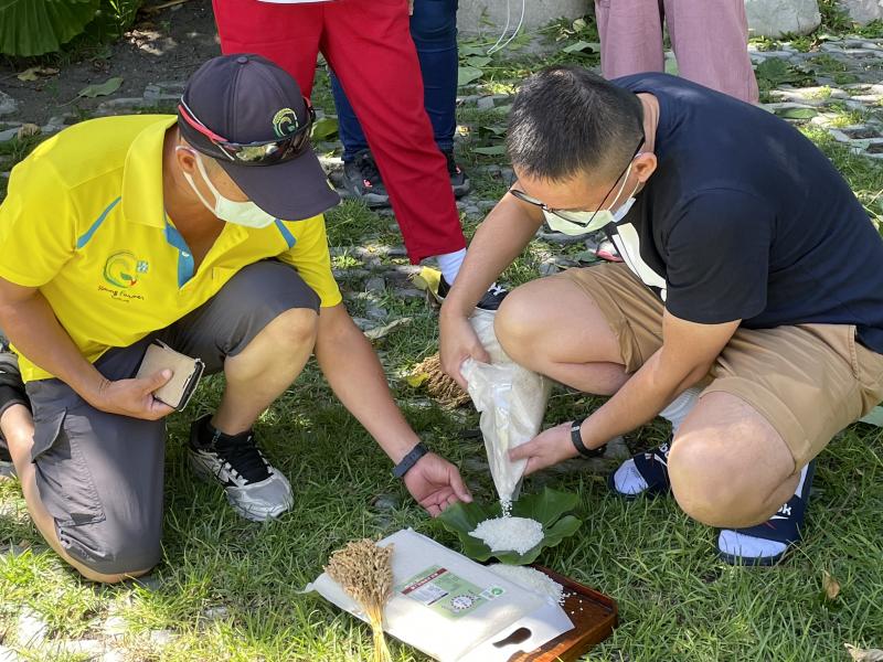 池上米先生利用11:00-14:00 白光在老師指導下拍攝米產品