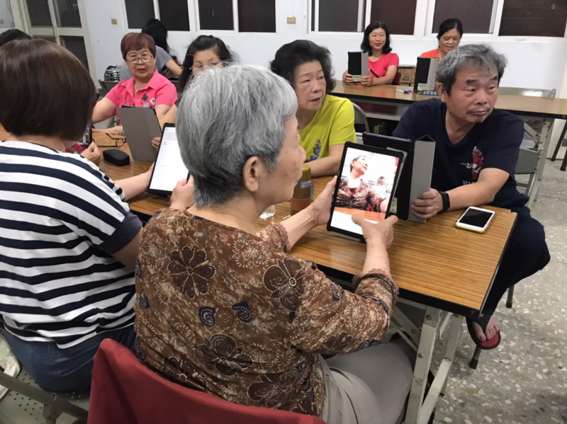 學員們練習自拍