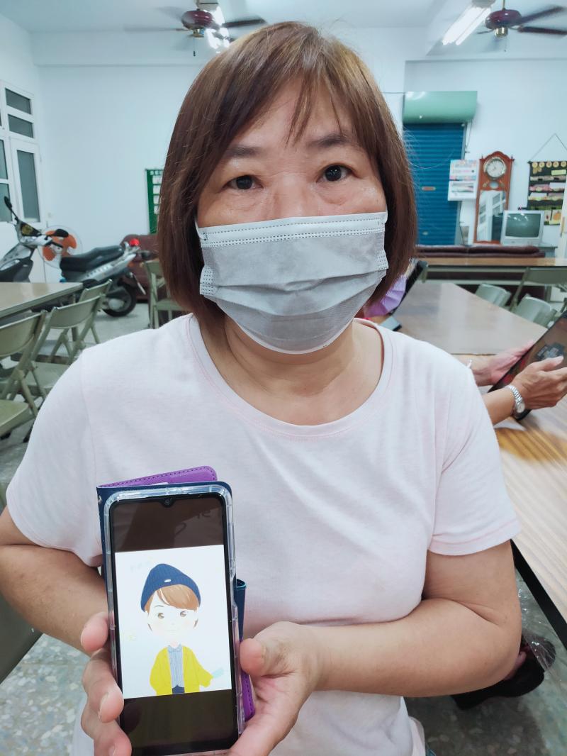 學員與自己設計的卡漫Q版自己合照