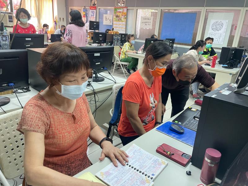 老師一步一步介紹和操作，學員要做筆記，以便練習在練習，影片要輸出存檔。