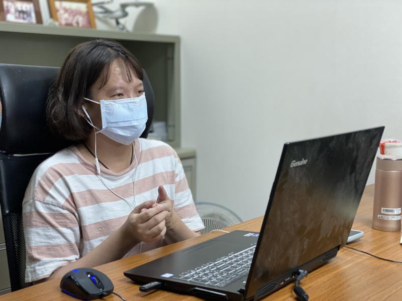 講師專心授課，也隨時了解學員進度與問題。