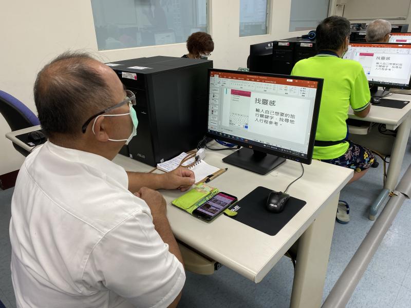 學員非常認真地聽課