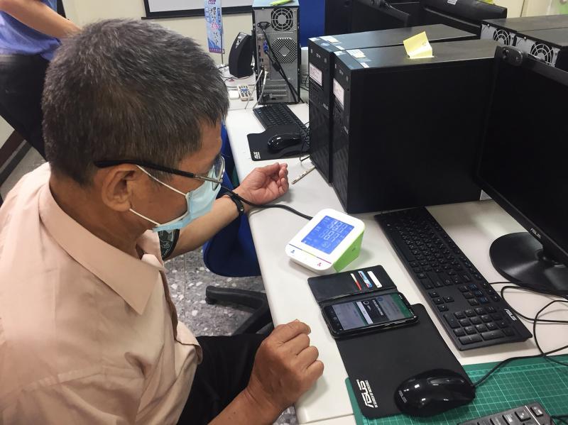 透過手機APP開啟藍芽功能連結血壓儀器