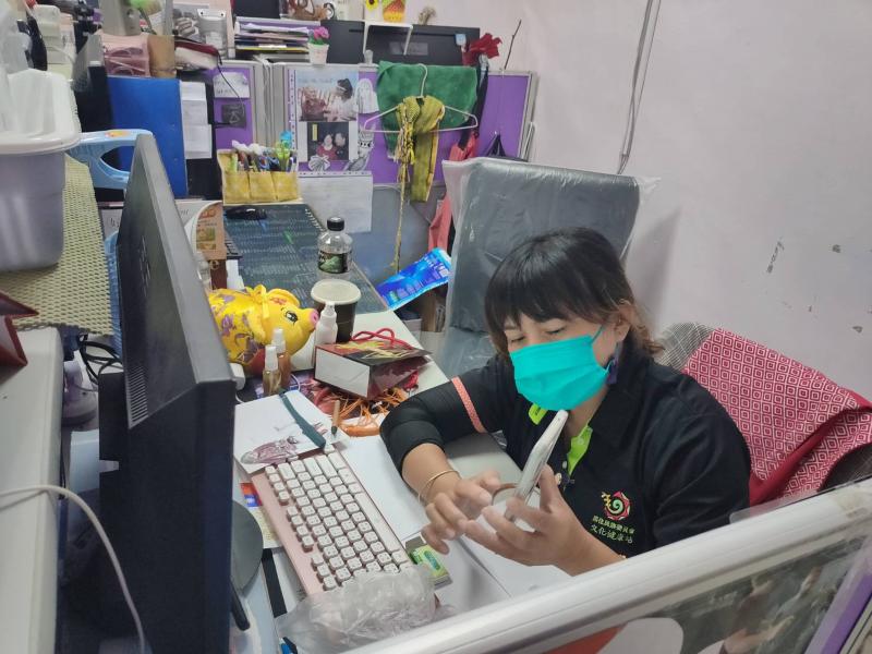 講師利用視訊模式，讓學員對著鏡頭自行介紹作品。