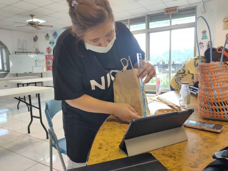 學員設計自己的商品包裝樣品。