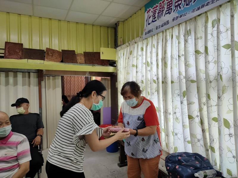 學員體驗智慧穿戴。