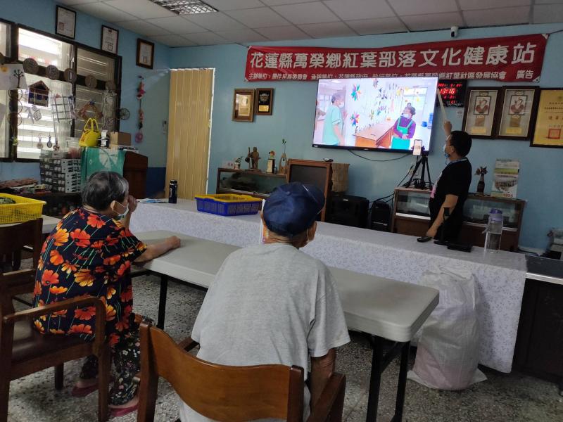 講師給予意見並協助內容調整。