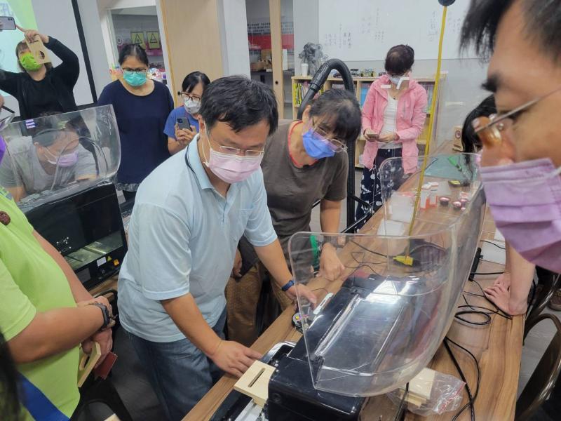學員親自操作雷雕機