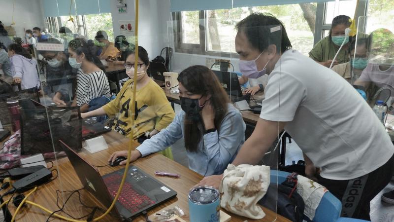 學員操作畫面及互相討論學習