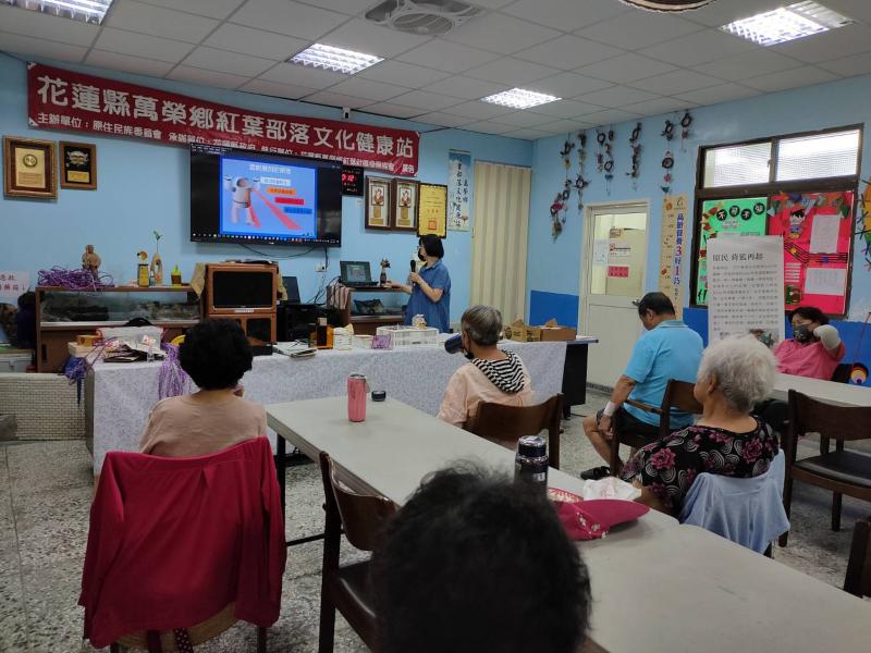 講師介紹雷射雕刻機台型種類與功率、光率等不同。