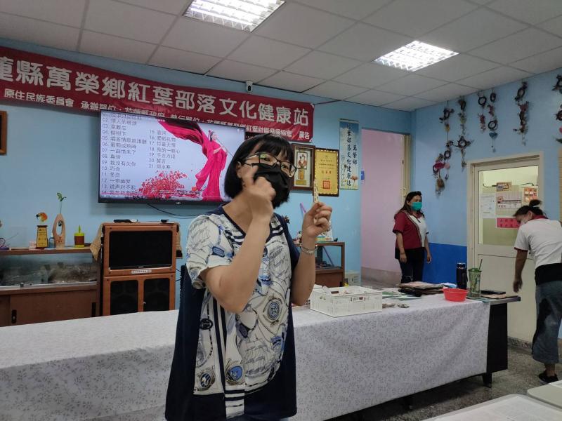 講師解釋雷雕基礎應用與雷雕手工藝教學。
