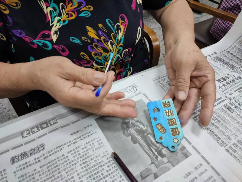 學生為自已的手工吊牌上色及完成。