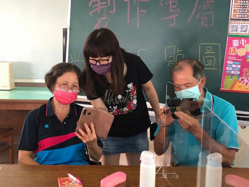 志工與學員研究如何製作貼圖