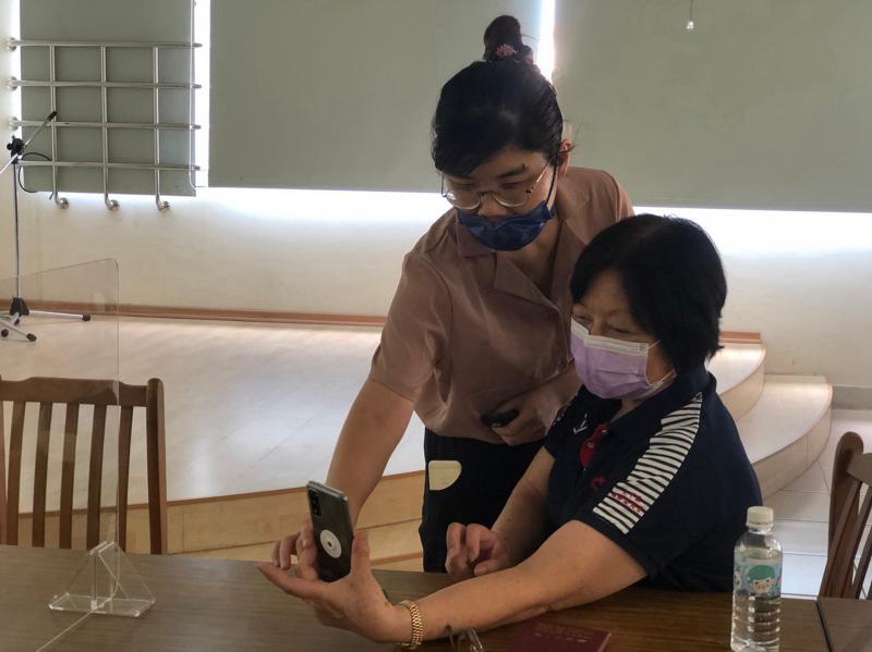 講師教導長青學苑學員如何自拍成為貼圖素材