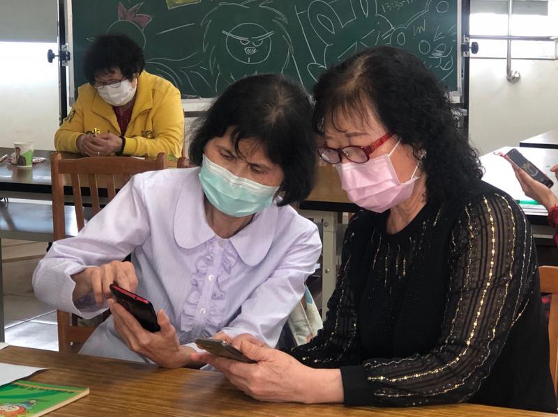 學員互相討論貼圖製作方式