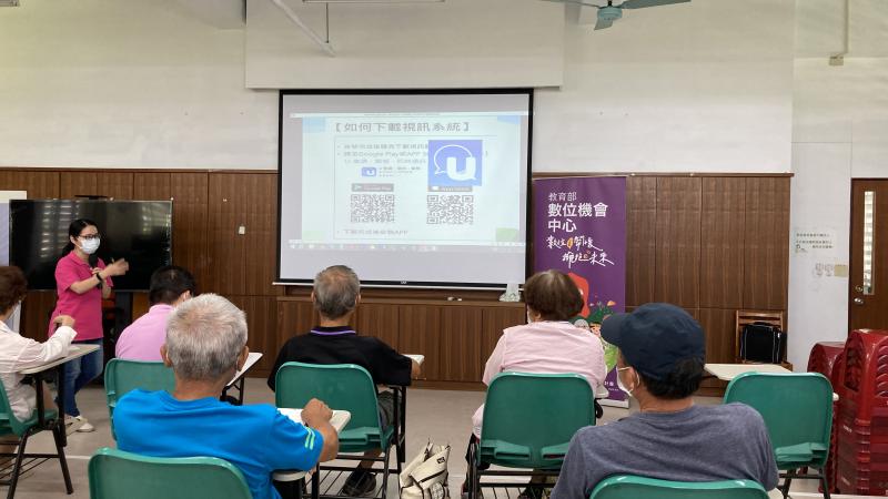 除健康存摺外，老師也介紹視訊看診與輔具申請的相關資訊