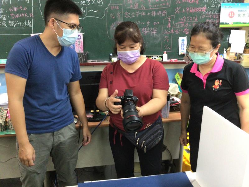 講師指導學員拍攝技巧