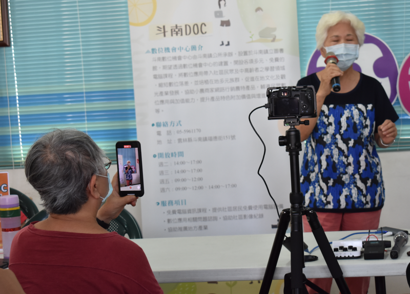 學員正在用手機直播