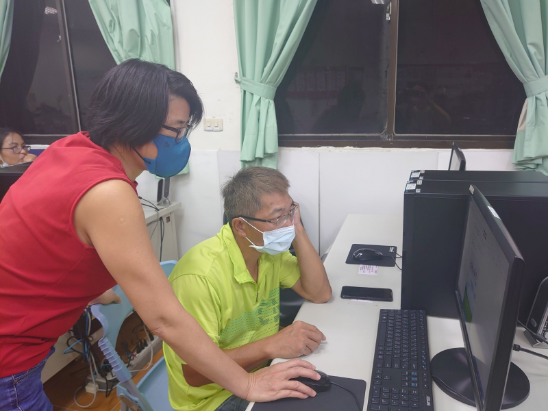 老師指導新進學員(註:之前從未接觸過電腦)