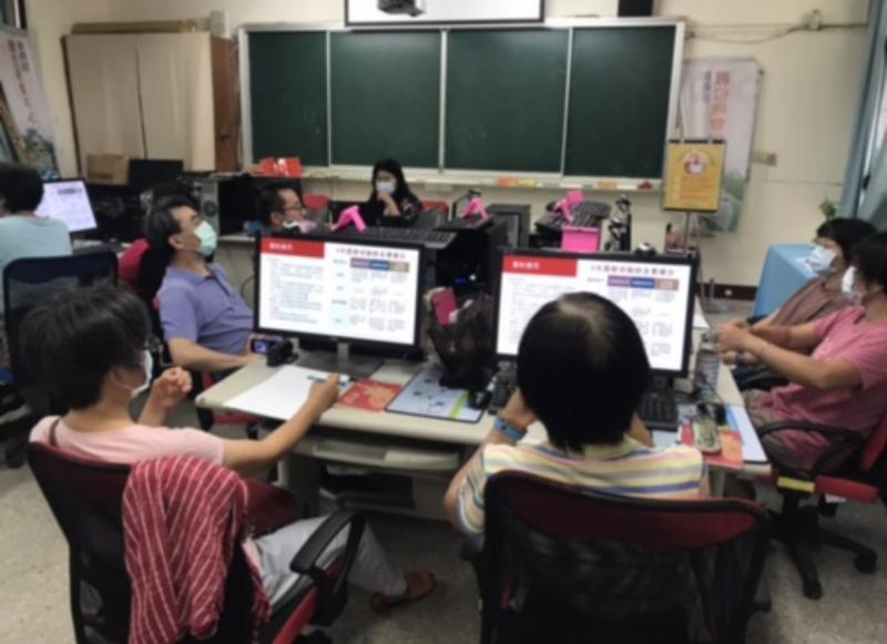學員們認真並跟著老師的解說也都能自行設計圖檔