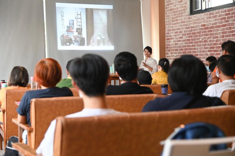 老師講解擺攤學的概念