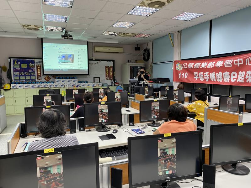 老師試著先直播測試給學員看。