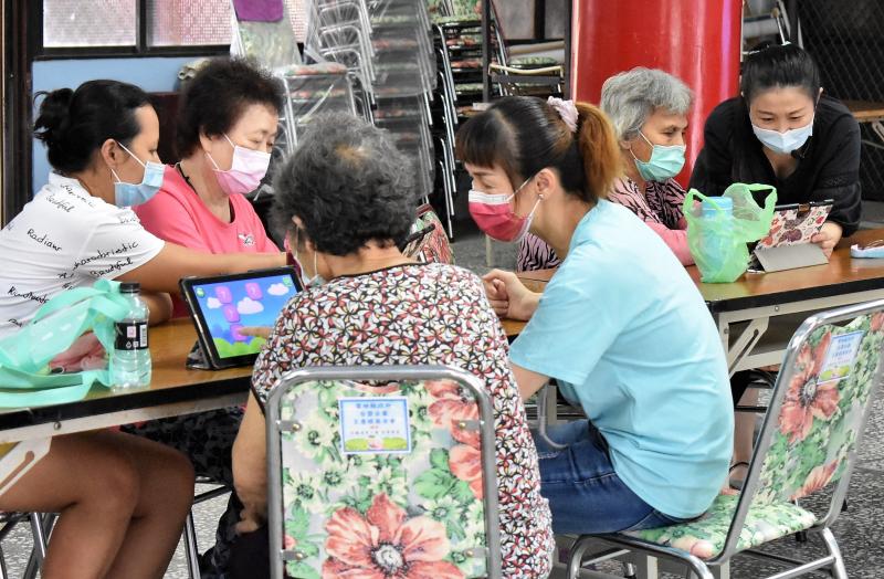 學員正在學習如何使用平板電腦