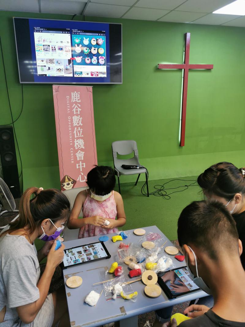 學員Google蒐尋，臨摹網路上的範例來進行手做