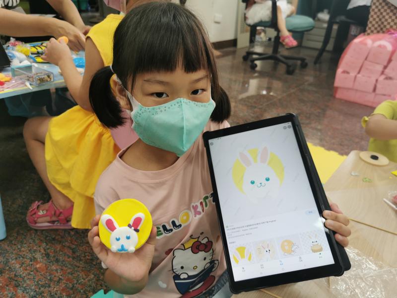 學員很開心的秀出自己的完成的作品與他參考的範例