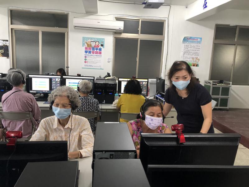 課程中，學員認真聽講，並且跟著講師步驟完成課程操作。