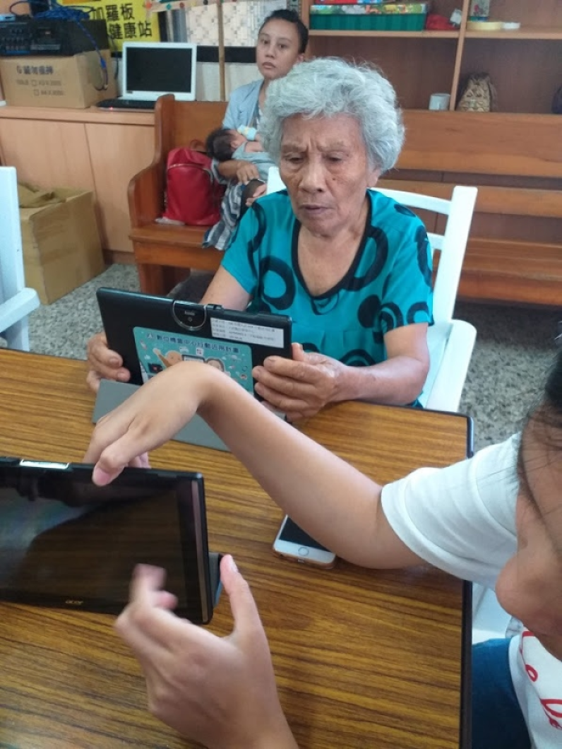 學員使用健康APP測試自己的身體狀況。