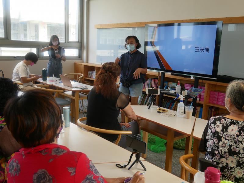 婉玉老師講解玉米葉 文創商品的製作過程  內容材料及製作方法