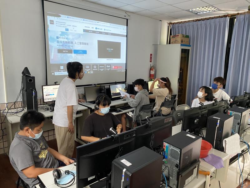 指導學員一步一步下載威力導演。