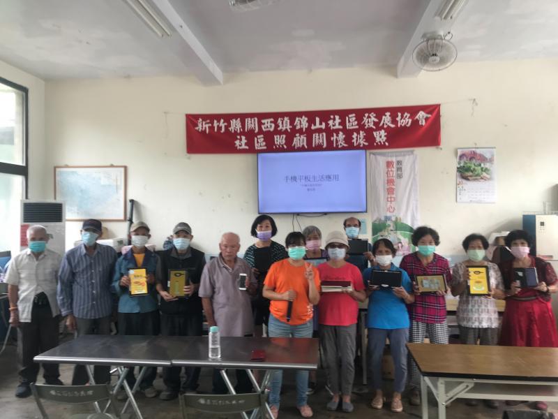 學員挑戰鬆餅塔成果合影