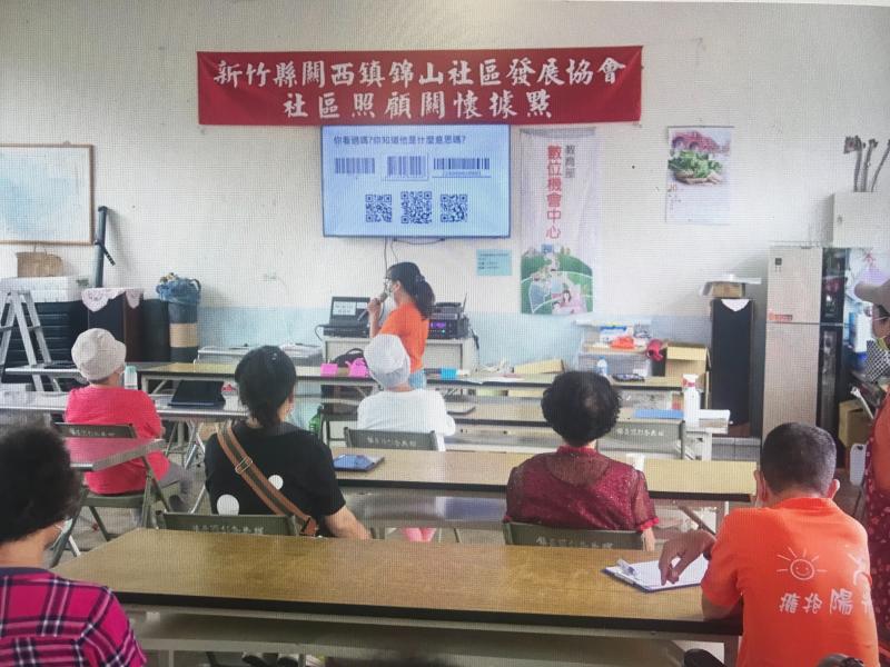 老師介紹QR CODE條碼，及掃瞄讀取的操作方式
