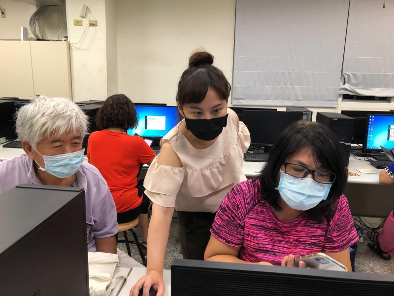 老師指導學員軟體操作