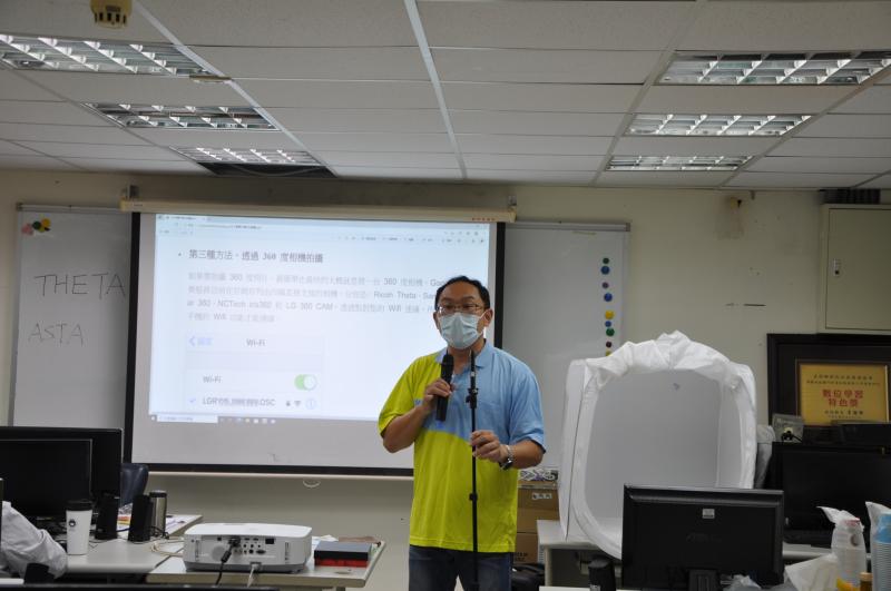 新民老師協助指導環景相機操作