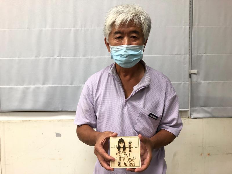學員用心製作雷雕拼圖，圖樣是寶貝孫女，祖孫情深