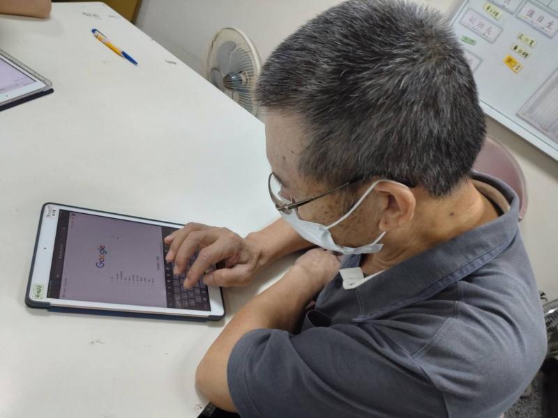 數位影像紀錄-生活的那些小事課程，學員正在練習操作使用google搜尋參考用影片