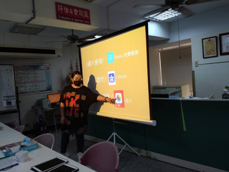 數位影像紀錄-生活的那些小事課程，講師請學員下載剪輯用APP