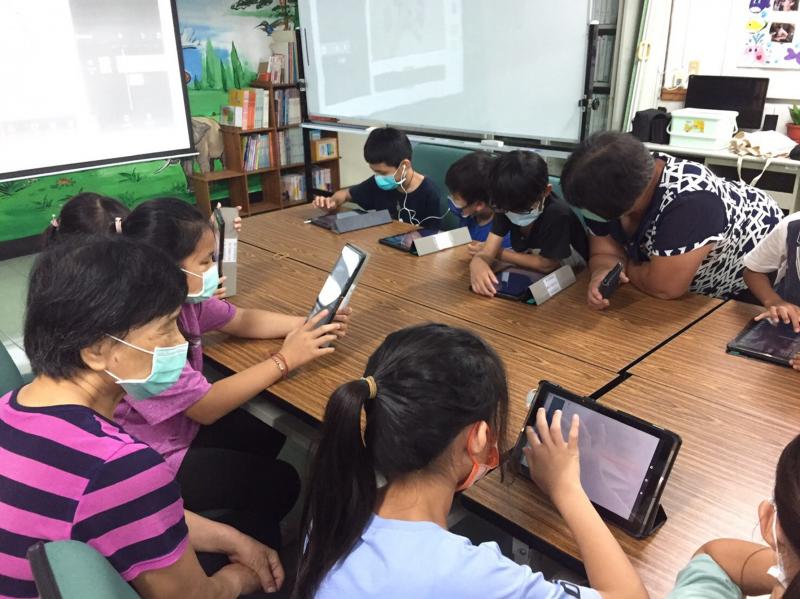 大小學員一起學習與創作影片