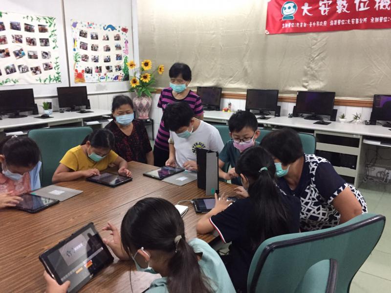 大小學員一起討論創作影片簡輯方式