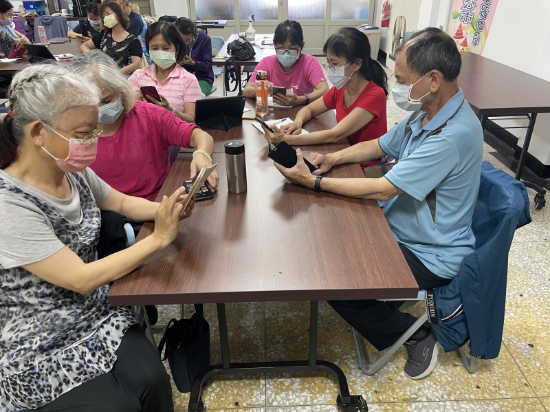 學員們互相討論研究如何做出美麗的成品