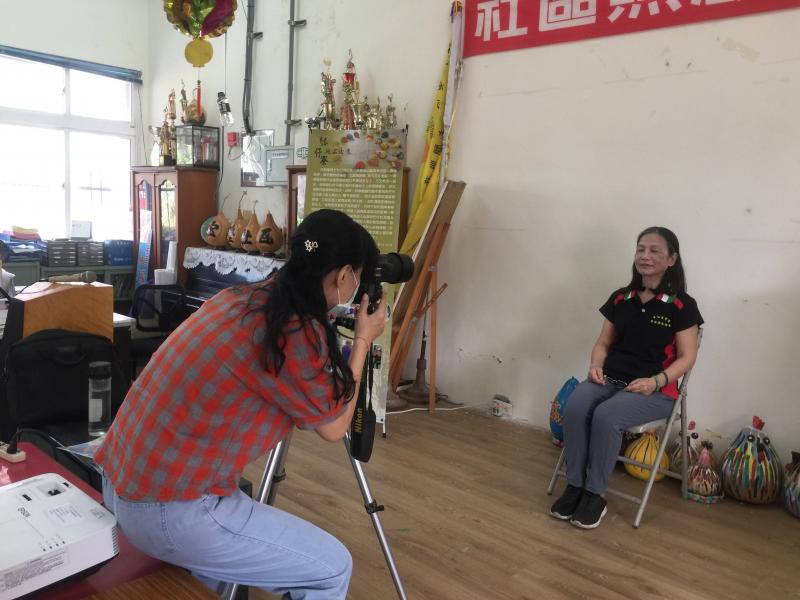學員練習使用單眼拍攝